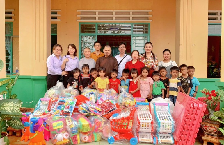 Đại đức Thích Quang Hướng tặng quà Trường Mầm non Tuổi Hồng