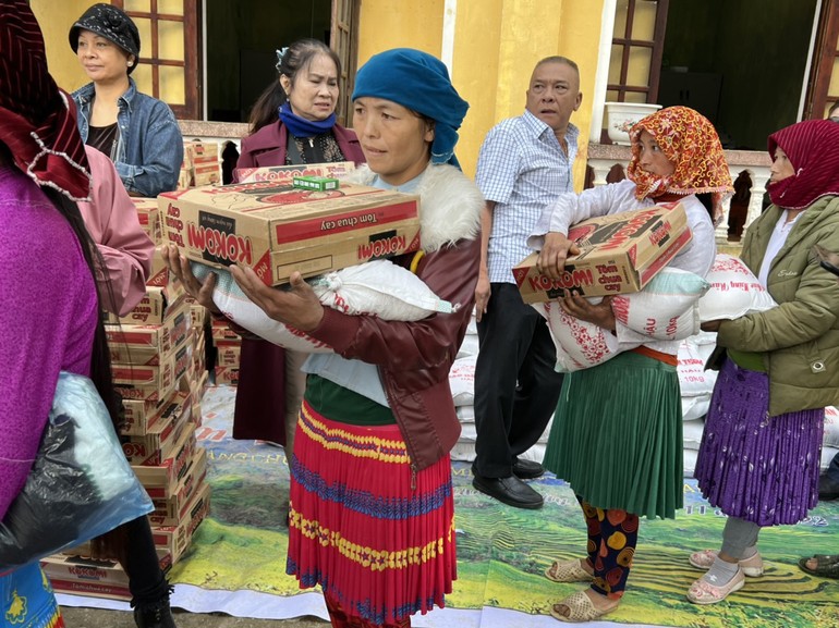 Đoàn từ thiện trao 200 phần quà đến đồng bào dân tộc khó khăn tại H.Đồng Văn