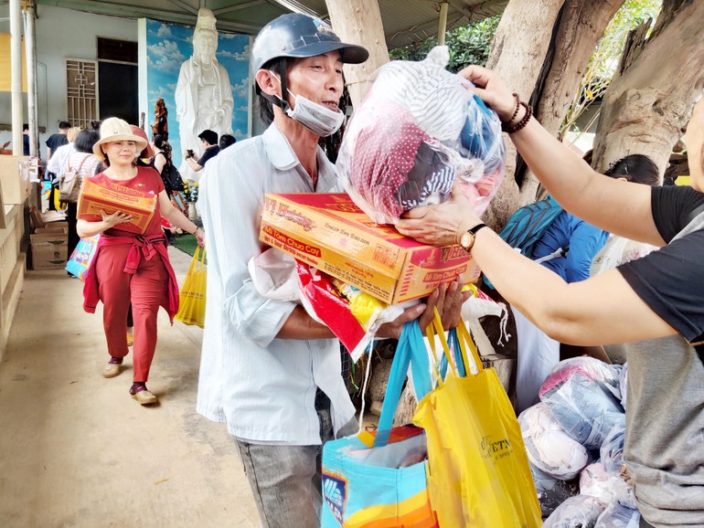 Ban Từ thiện thiền viện Vạn Hạnh trao quà đến những hộ nghèo H.Định Quán