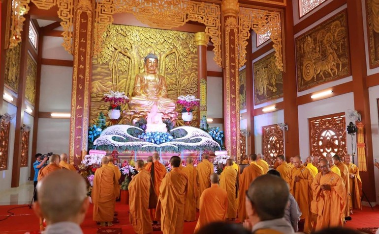 Niêm hương Tam bảo tại chánh điện mới chùa Thanh Sơn
