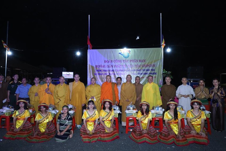 Đoàn Phân ban Hướng dẫn Phật tử Dân tộc T.Ư trao quà đến bà con Phật tử dân tộc xã Đắk Ơ