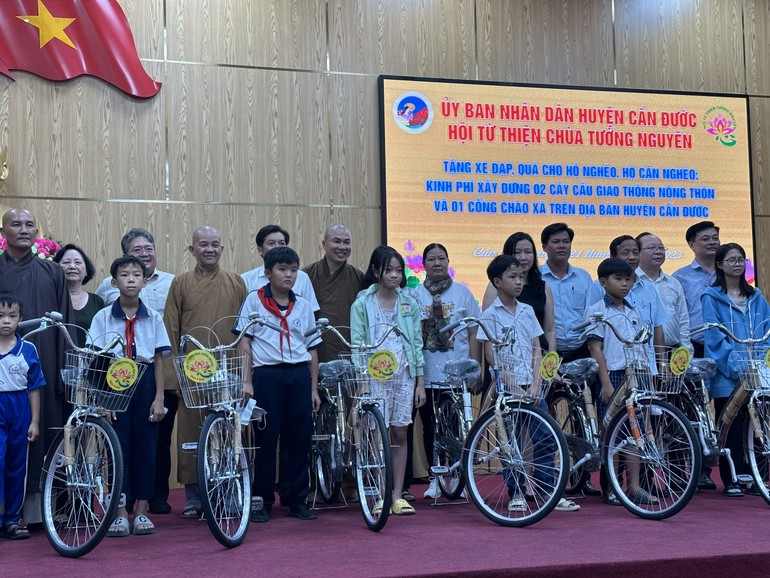 Hội Từ thiện chùa Tường Nguyên trao 100 chiếc xe đạp cho học sinh nghèo hiếu học 