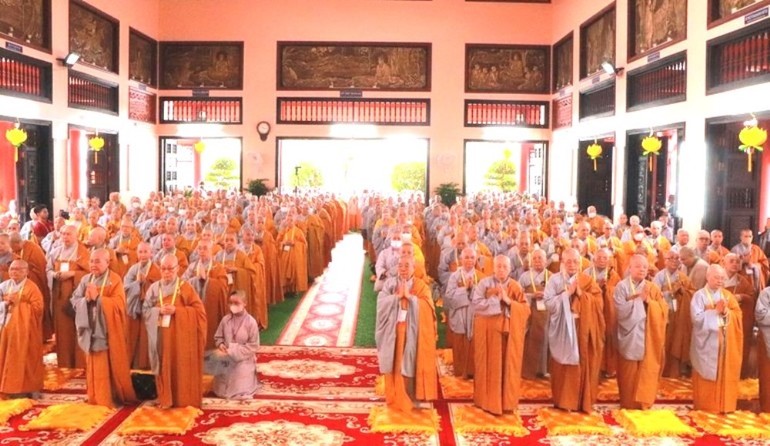 Chư Ni Phân ban Ni giới T.Ư, các tỉnh thành đảnh lễ Tam bảo tại chánh điện chùa Quang Minh