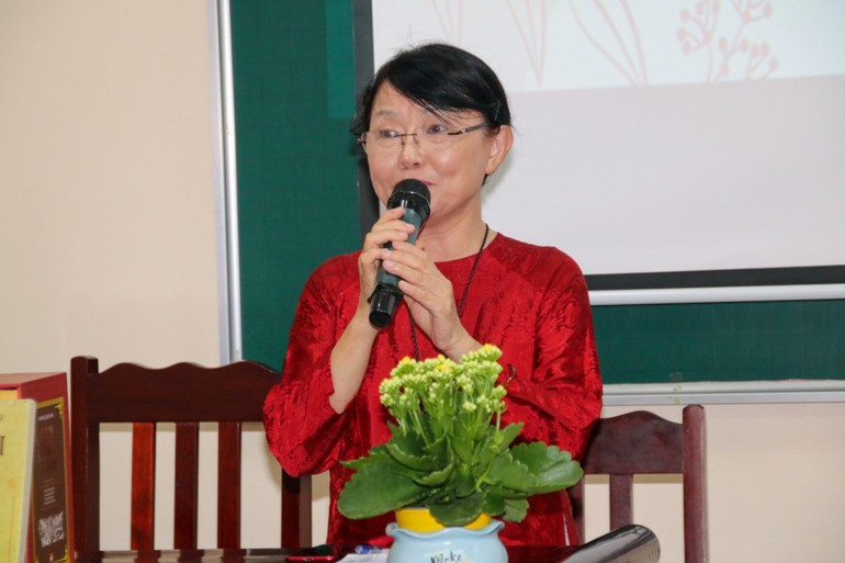 Nhà văn Trần Thùy Mai, tác giả tiểu thuyết “Từ Dụ thái hậu” phát biểu