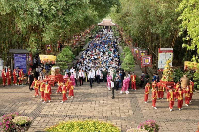 Đoàn dâng hương tưởng niệm tại Đền tưởng niệm các vua Hùng thuộc Công viên lịch sử văn hóa dân tộc, TP.Thủ Đức