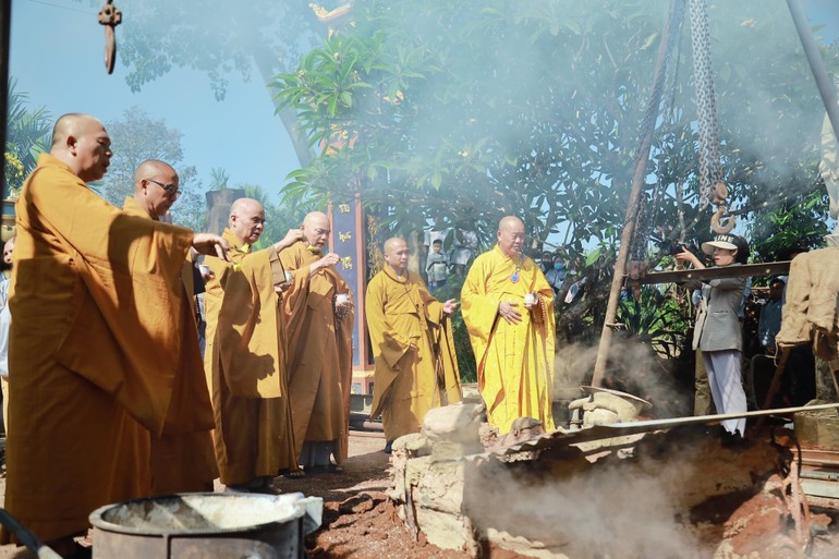 Sái tịnh tại lễ rót đồng đúc tôn tưởng Đức Bổn Sư tại chùa Phước Sơn