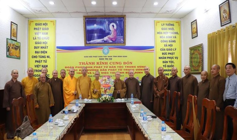 Phân ban Phật tử Dân tộc T.Ư chụp ảnh lưu niệm cùng chư tôn đức Ban Trị sự Phật giáo tỉnh