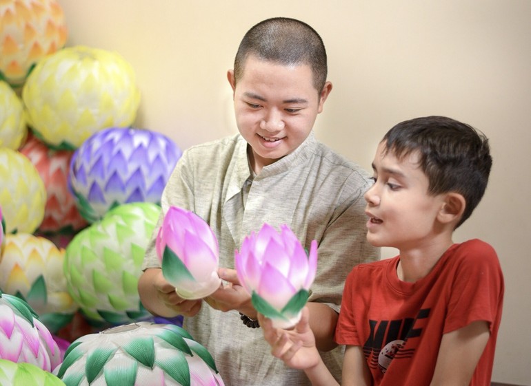 Bé Szabela Tâm Thiện Antoni (10 tuổi) chăm chú học cách làm lồng đèn trong mùa Phật đản