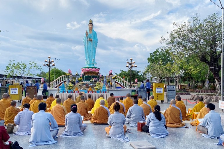 Chư Tăng Ni, Phật tử tụng niệm trong lễ hội Quán Âm Nam Hải