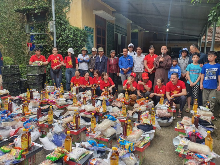 Đại đức Thích Quảng Phú, Ban Trị sự Phật giáo huyện Quảng Ninh và các thành viên trao quà cho bà con Vân kiều tại bản Hôi Rấy