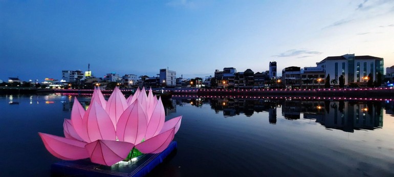 Đóa sen hồng Kính mừng Phật đản của Phật giáo tỉnh Bình Thuận trên sông Cà Ty