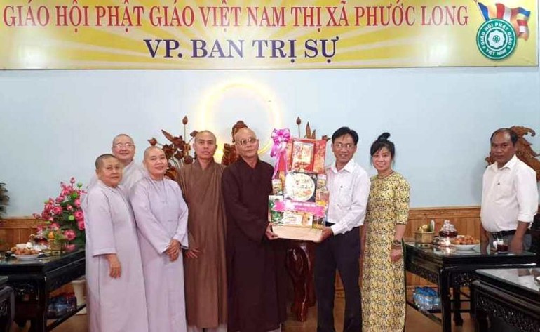 Ông Phạm Quang Hà, Trưởng ban Tôn giáo tỉnh chúc mừng Đại lễ đến Ban Trị sự TX.Phước Long