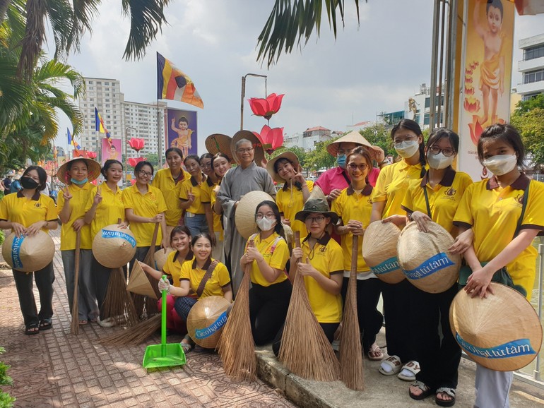 Quan Âm tu viện phát động dọn vệ sinh môi trường trên bờ kênh Nhiêu Lộc