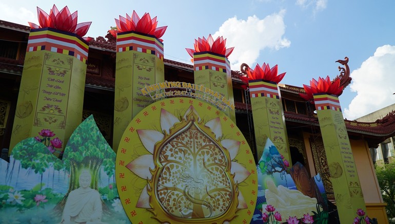 Một góc lễ đài Phật đản chính của Phật giáo TP.HCM tại Việt Nam Quốc Tự đang trong giai đoạn hoàn thiện 