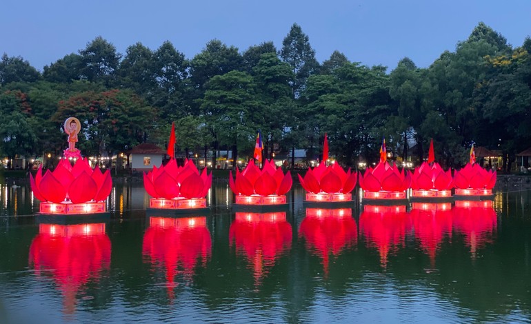 Đồng Nai: Ban Trị sự GHPGVN TP.Biên Hòa hạ thủy 7 hoa sen kính mừng Phật đản trên hồ Biên Hùng