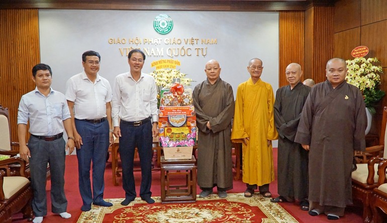 Ông Nguyễn Thành Trung tặng quà chúc mừng Phật đản đến chư tôn đức Ban Trị sự GHPGVN TP.HCM
