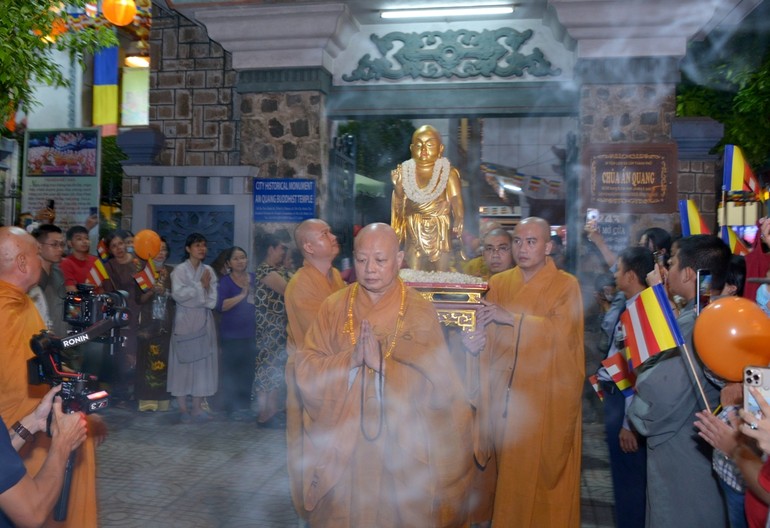 Cung thỉnh kim thân Đức Phật sơ sinh rời tổ đình Ấn Quang