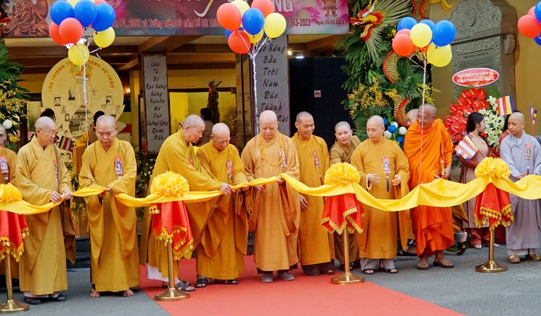 Cắt băng khánh thành triển lãm "Lửa thiêng rực sáng sử vàng", tại Việt Nam Quốc Tự, chiều ngày 8-4-Quý Mão