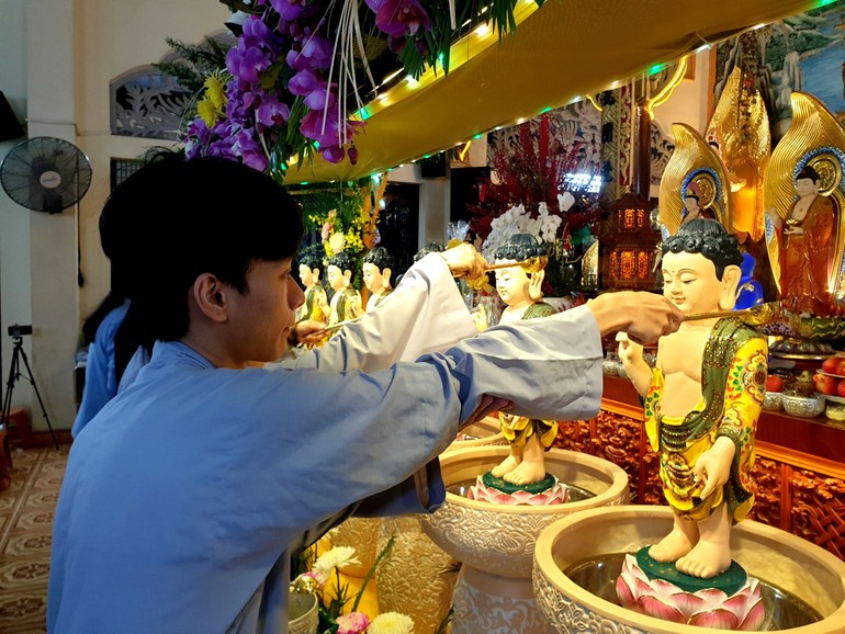 Phật tử thực hiện nghi thức Tắm Phật theo truyền thống 