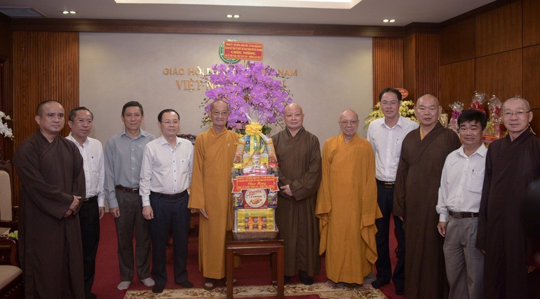 Phái đoàn tặng quà chúc mừng Phật đản Phật lịch 2567 đến Ban Trị sự GHPGVN TP.HCM