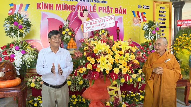 Ủy ban MTTQVN tỉnh Bình Phước tặng hoa chúc mừng, Thượng tọa Thích Tỉnh Cường tiếp nhận