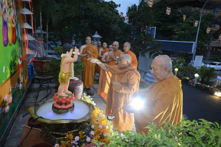 Chư tôn giáo phẩm thực hiện nghi thức Tắm Phật tại pháp viện Minh Đăng Quang