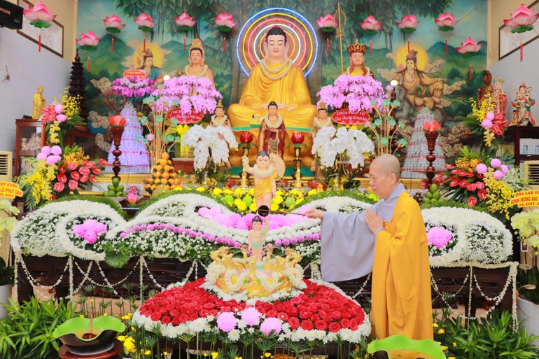 Ni sư Thích nữ Như Hiền, trụ trì chùa Bồ Đề Lan Nhã thực hiện nghi thức Tắm Phật