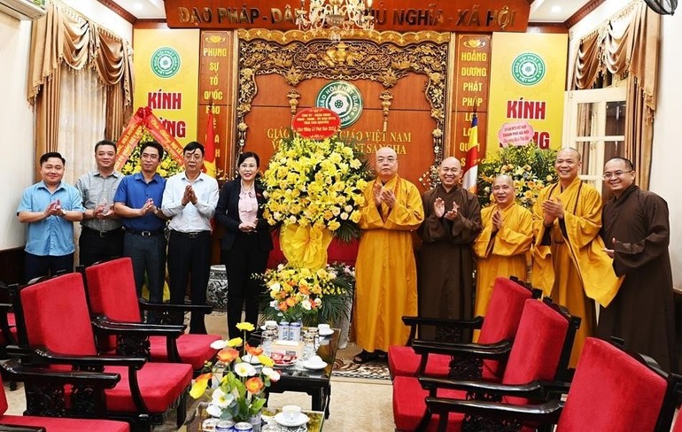 Đoàn lãnh đạo tỉnh Thái Nguyên tặng hoa chúc mừng Đại lễ Phật đản