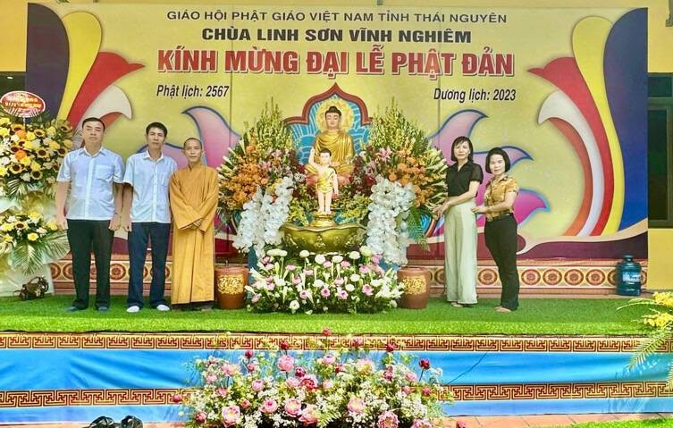 Đại diện các cơ quan tặng hoa chúc mừng Đại lễ Phật đản tại chùa Linh Sơn Vĩnh Nghiêm