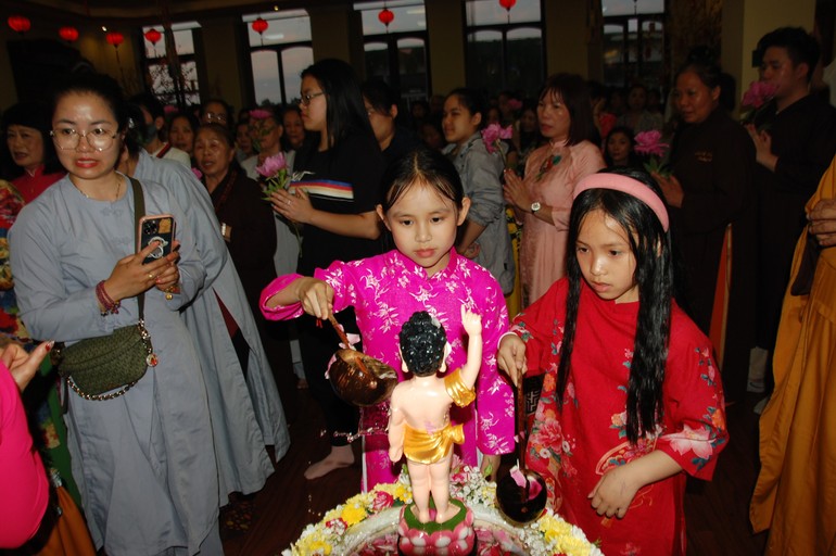 Phật tử thực hiện nghi thức Tắm Phật theo truyền thống