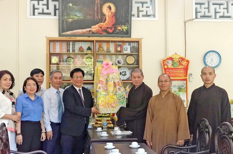 Ông Hồ Văn Mừng, Bí thư Thành ủy TP.Nha Trang tặng hoa chúc mừng Phật đản đến Ban Trị sự tỉnh