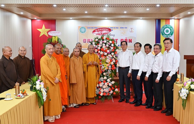 Lãnh đạo tỉnh tặng hoa chúc mừng Ban Trị sự GHPGVN tỉnh nhân mùa Phật đản - Ảnh: Tịnh Mạnh