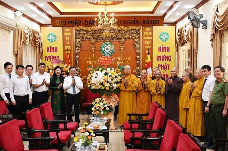Bí thư Thành ủy TP.Hà Nội tặng hoa chúc mừng Phật đản Phật lịch 2567