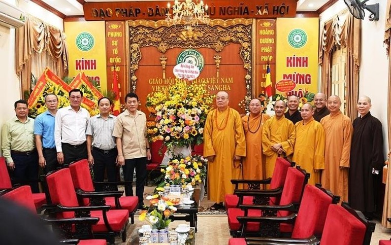 Thứ trưởng Lương Tam Quang chúc mừng Phật đản