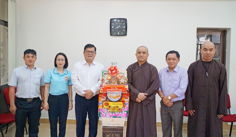 Ông Ngô Thanh Sơn tặng quà chúc mừng Phật đản đến Báo Giác Ngộ