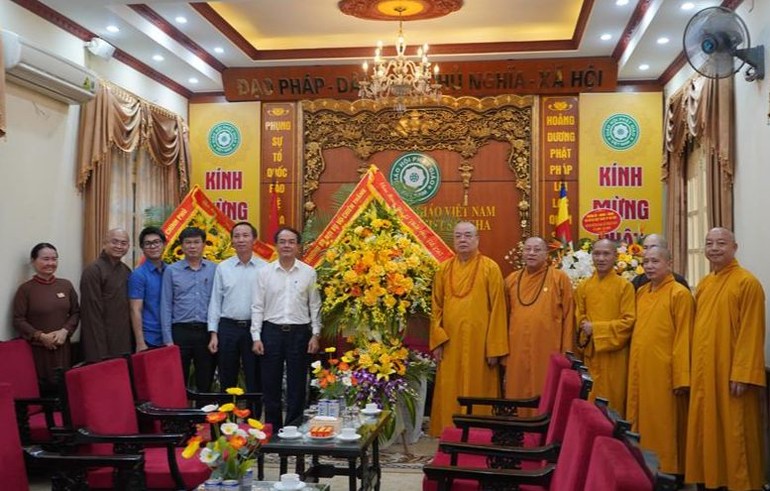 ông Vũ Chiến Thắng, Thứ trưởng Bộ Nội vụ cùng phái đoàn Ban Tôn giáo Chính phủ tặng hoa chúc mừng Phật đản