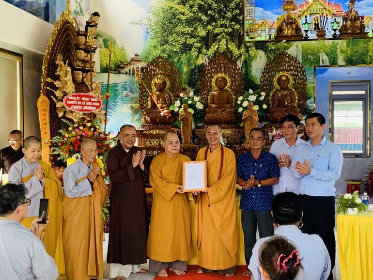 Thượng tọa Thích Minh Trí và lãnh đạo địa phương trao giấy chứng nhận điểm sinh hoạt tôn giáo tập trung Long Bửu đến Thượng tọa Thích Tịnh Hiệp