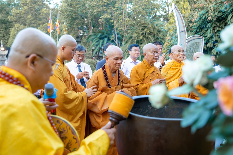 Chư tôn đức giáo phẩm niêm hương cúng dường tại Đại lễ Phật đản - chùa Long Sơn