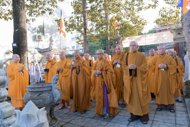 Chư tôn đức niêm hương tại tượng đài Bồ-tát Thích Quảng Đức đối diện chùa Long Sơn