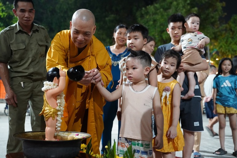 Hòa thượng Thích Bảo Nghiêm hướng dẫn trẻ em Tắm Phật