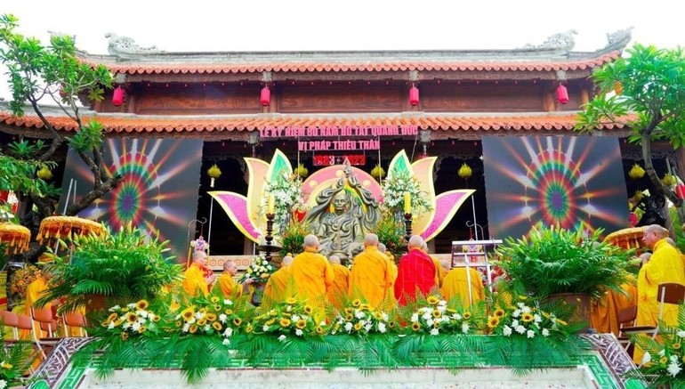 Chư tôn đức đảnh lễ, tưởng niệm Bồ-tát Thích Quảng Đức tại chùa Long Sơn