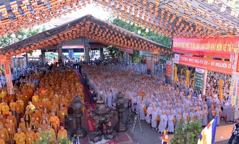 Lễ cầu nguyện nạn nhân tử vong do tai nạn giao thông, tại chùa Vĩnh Nghiêm (Q.3, TP.HCM) - Ảnh: B.Toàn/BGN