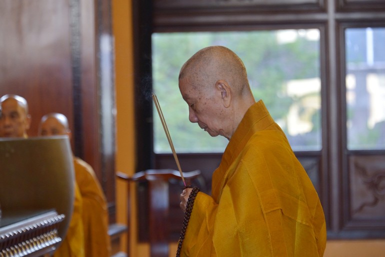 Tại chánh điện Việt Nam Quốc Tự, Đức Pháp chủ GHPGVN niêm hương bạch Phật