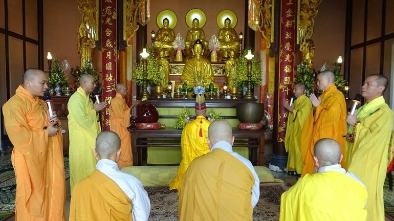 Chư tôn đức thực hiện các pháp sự tại chánh điện chùa Hương Sơn