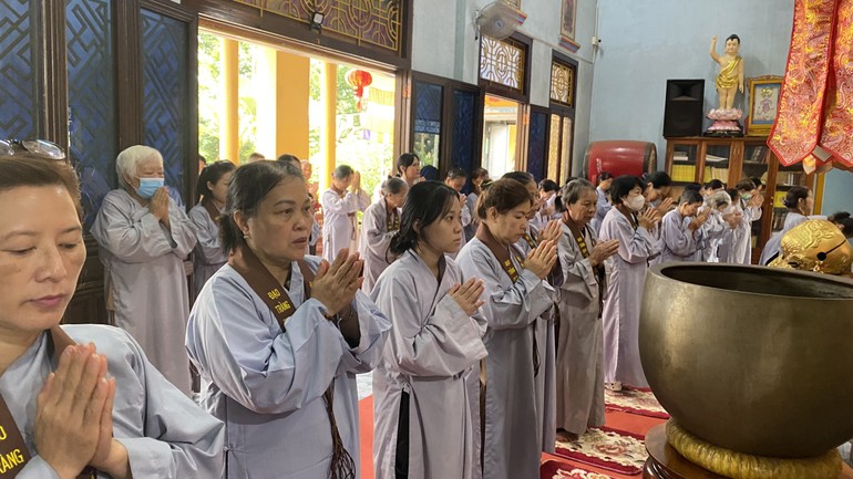 Phật tử tham gia khóa tu "Một ngày an lạc" tại chùa Quan Âm