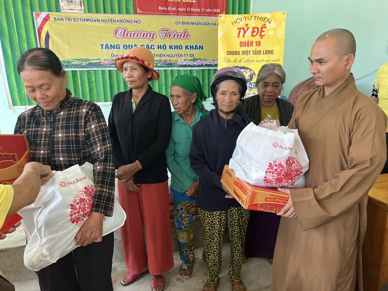Ban Trị sự GHPHVN H.Krông Nô trao quà đến những gia đình khó khăn xã Đắk Nang, H.Krông Nô