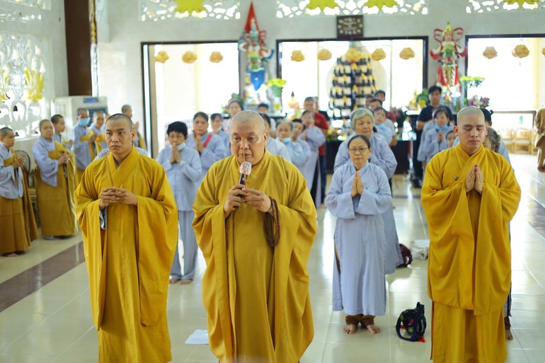 Thượng tọa Thích An Trung, trưởng đoàn dâng hương lễ Phật tại trường hạ chùa Phước Thiện 