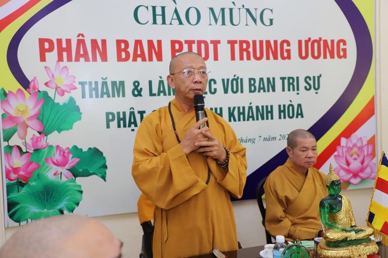 Thượng tọa Thích Quảng Tuấn làm trưởng đoàn đã phát biểu tại buổi gặp gỡ chư tôn đức Ban Trị sự tỉnh
