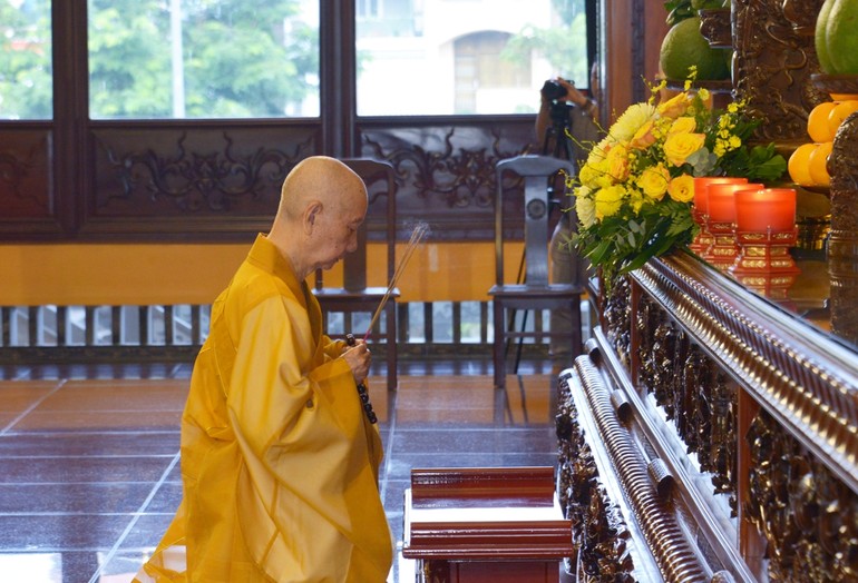 Đức Pháp chủ GHPGVN thành kính niêm hương bạch Phật tại chánh điện Việt Nam Quốc Tự