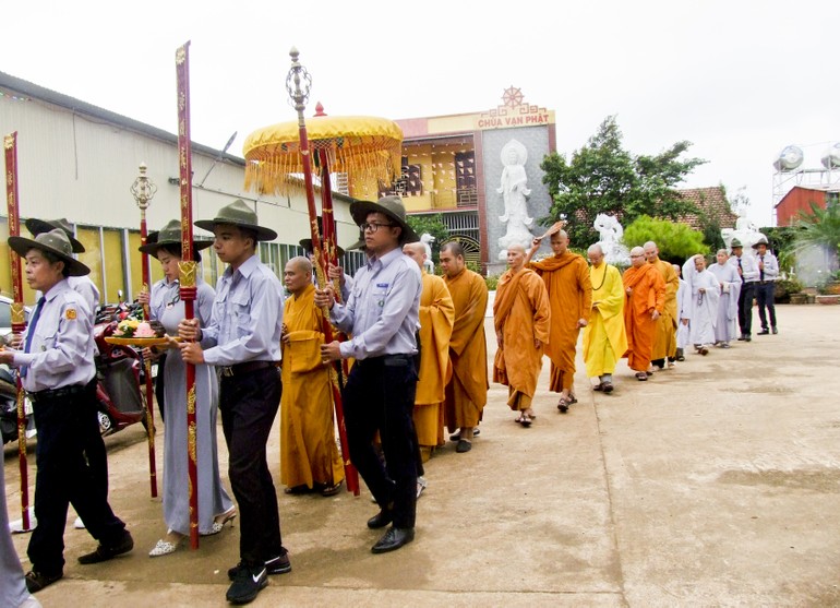 Cung nghinh chư tôn đức quang lâm hội trường chùa Vạn Phật